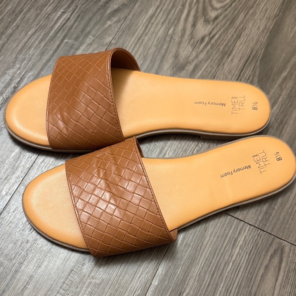 Time and Tru Women's Tan Woven Slide Sandals